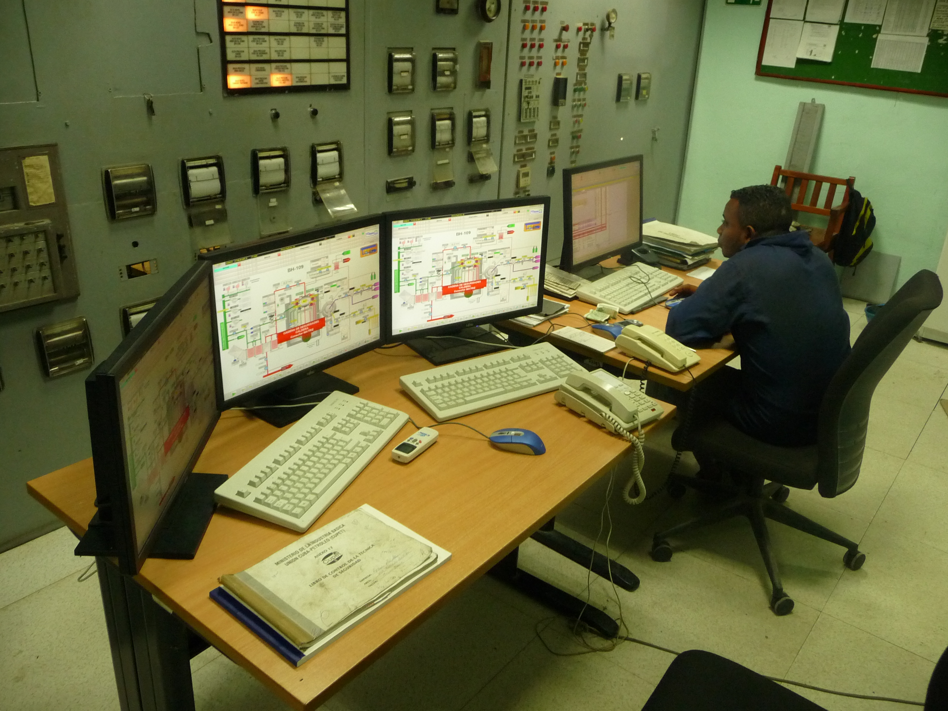 Oil refinery in the Caribbean: process steam production, two 25 t/h steam boilers (2012)