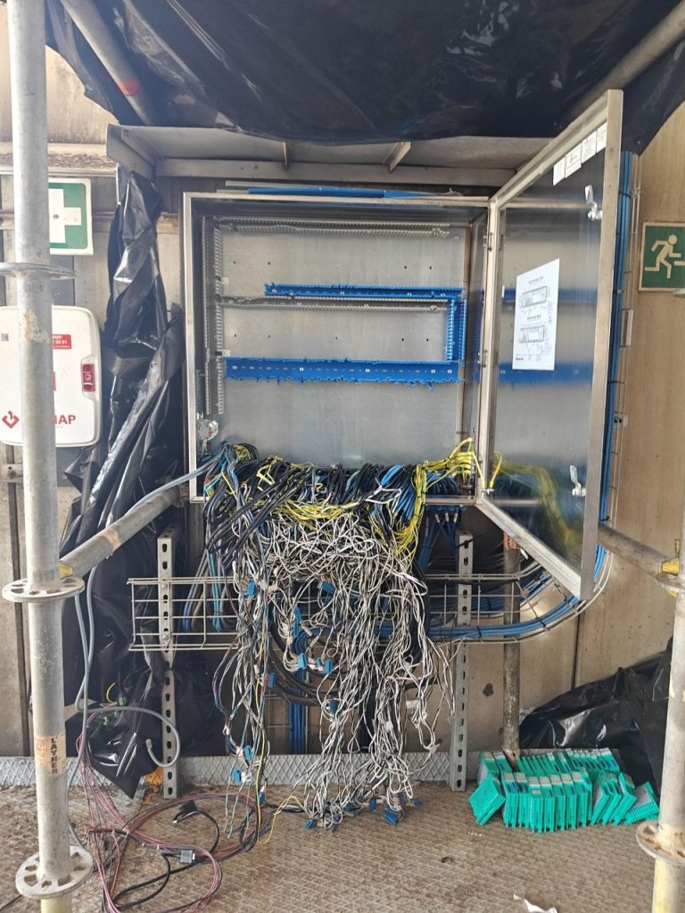 Caja de periferia durante el recableado