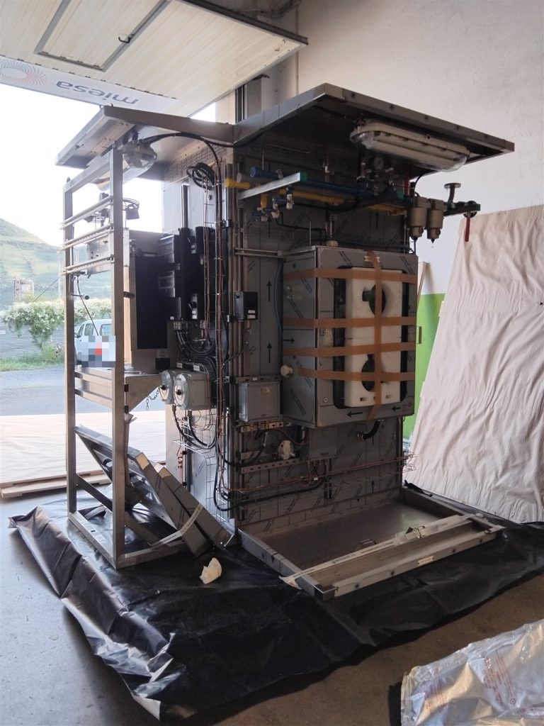 Caseta de analizadores con el cromatógrafo MAXUM, preparada en el taller de MIESA para su envío a Turkmenistán