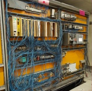 Antes: Armario de control: del PLC Siemens S5 con cableado heredado al nuevo armario con S7-1500