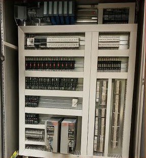 Después: Armario de control: del PLC Siemens S5 con cableado heredado al nuevo armario con S7-1500