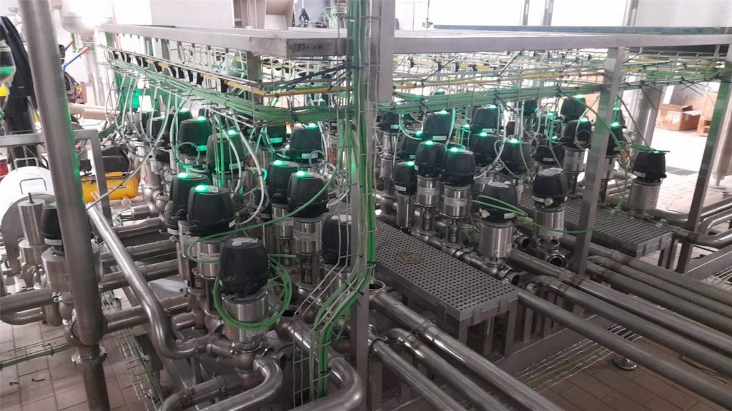 Montaje de válvulas e instrumentación en una planta alimentaria