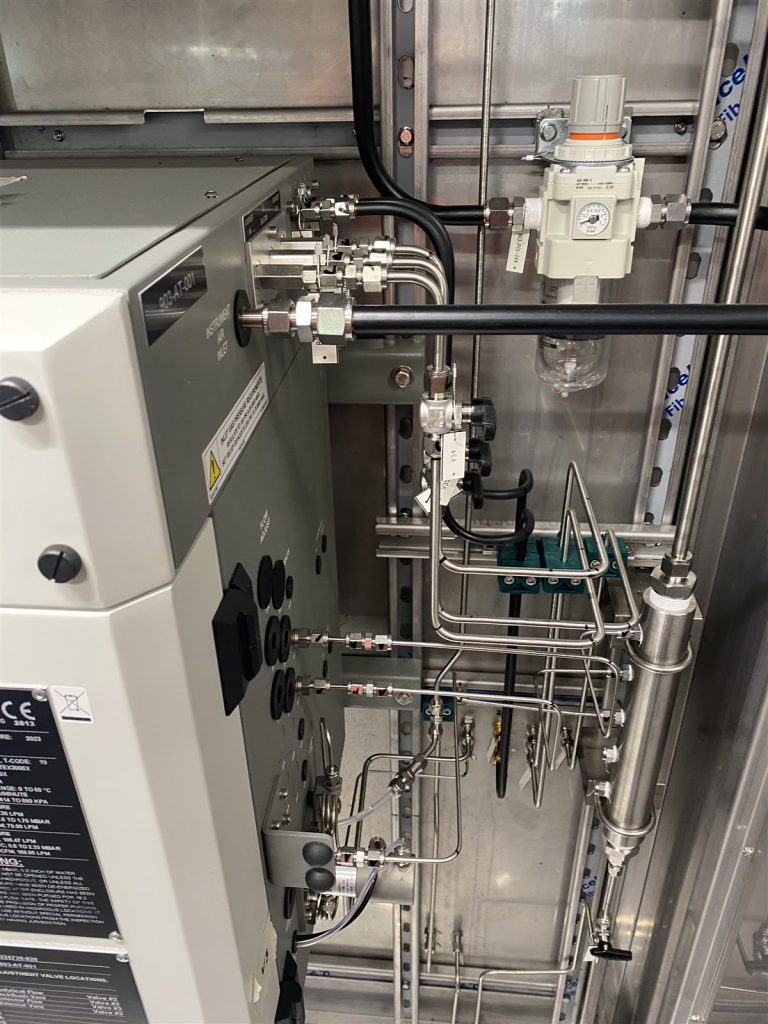 Detalle del acondicionamiento junto al cromatógrafo