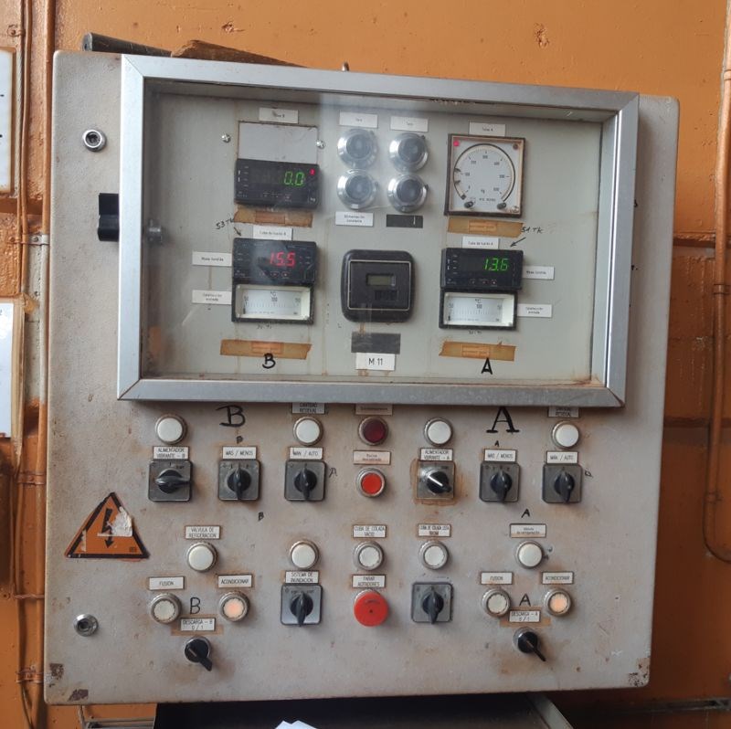 Antes: Pupitre del horno: de los indicadores analógicos a una pantalla HMI en WinCC Unified