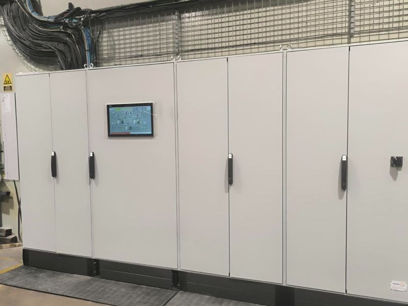 Después: Cuadros de fuerza y control: de la lógica cableada a los nuevos armarios con PLC S7-1500 y HMI