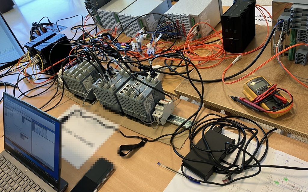 Banco de pruebas con SICAM A8000 y comunicaciones IEC 61850